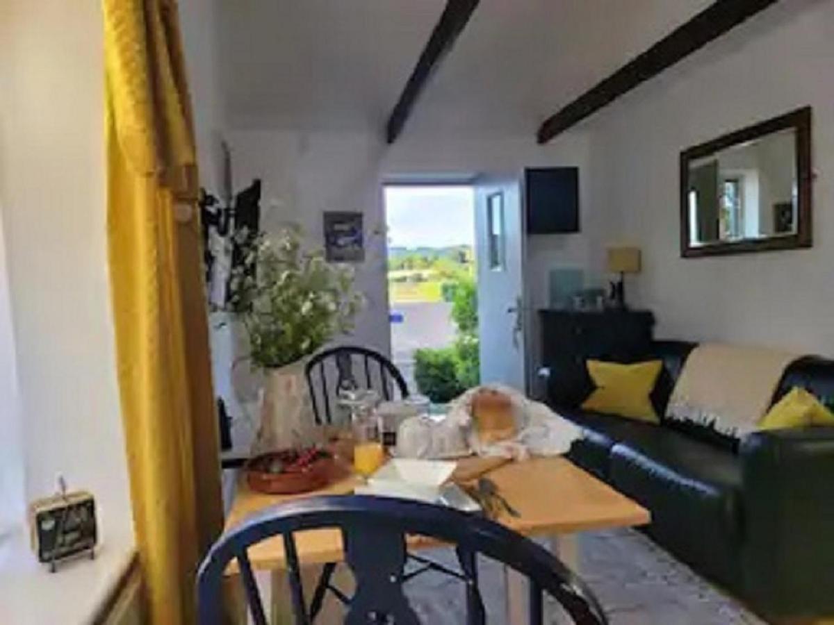 Birch Cottage With Private Wood Fire Hot Tub Harrietsham Bagian luar foto