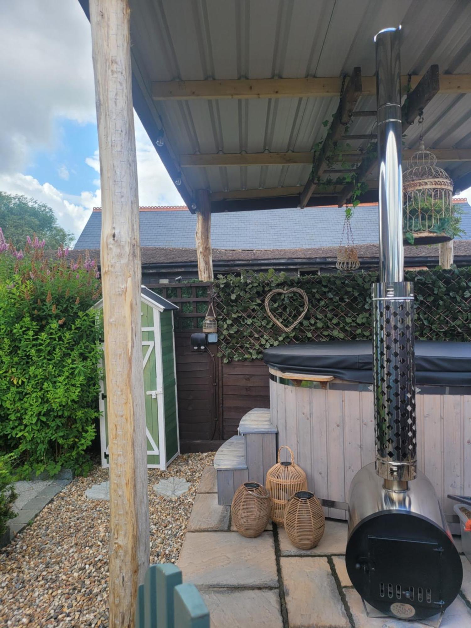 Birch Cottage With Private Wood Fire Hot Tub Harrietsham Bagian luar foto